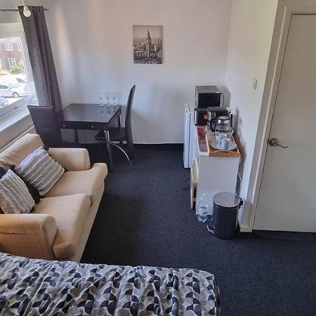 Spacious Room With Kichenet Родъръм Екстериор снимка