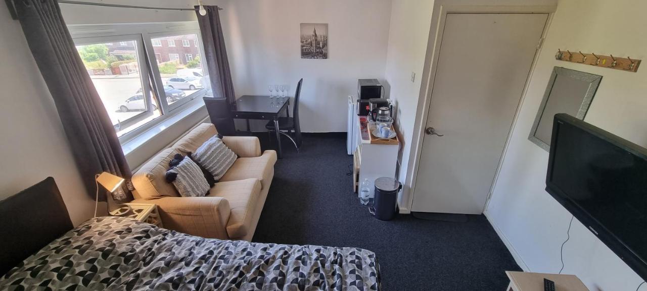 Spacious Room With Kichenet Родъръм Екстериор снимка