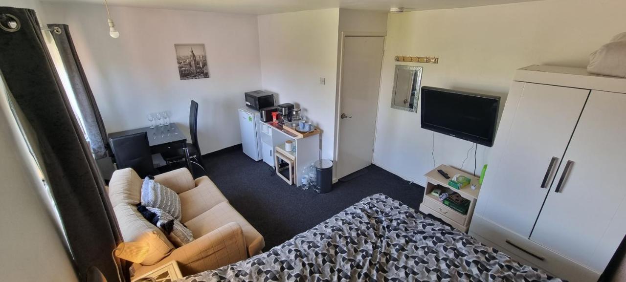Spacious Room With Kichenet Родъръм Екстериор снимка