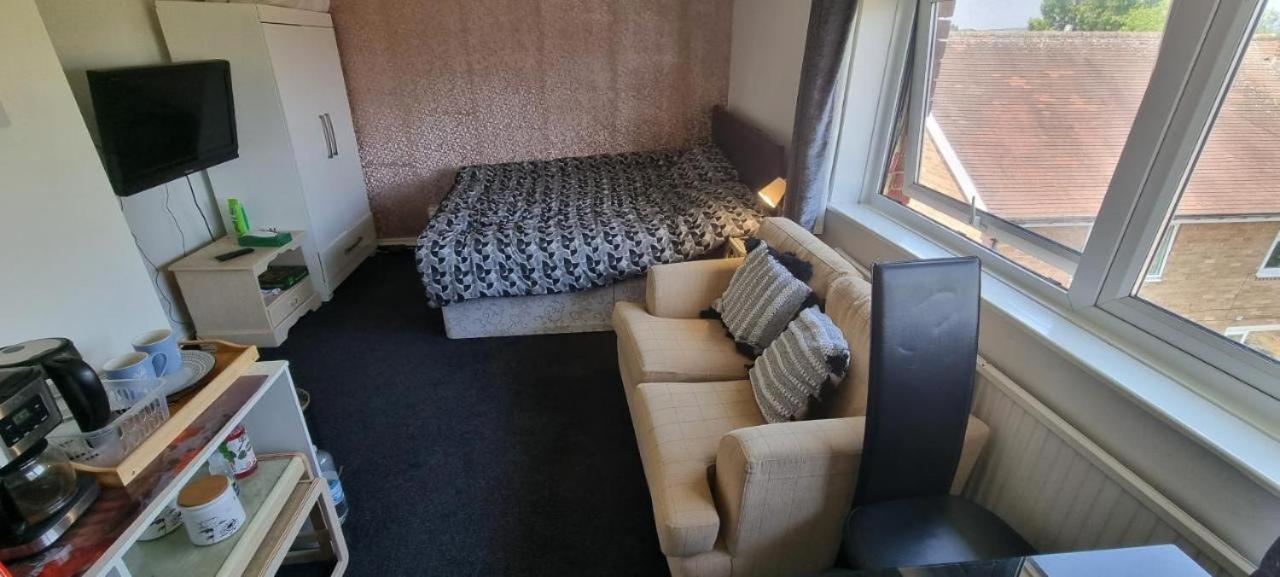 Spacious Room With Kichenet Родъръм Екстериор снимка